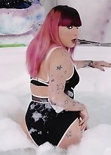 Horny Kelly takes a bubble bath